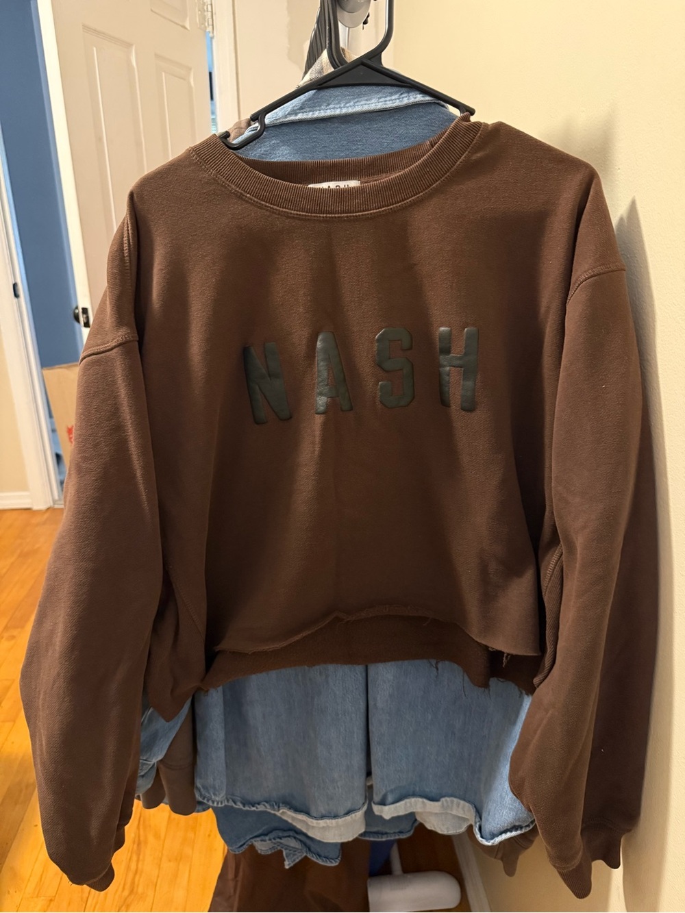 Ash Brown Cropped Crewneck Sweatshirt with 'NASH' Lettering